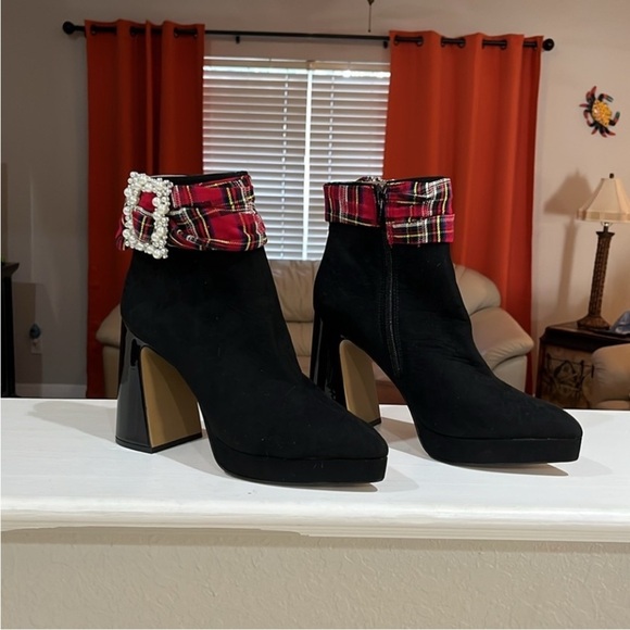 BETSEY JOHNSON Idris Dress Heel Ankle Booties Black Red Multi Plaid Size 9 M New - Picture 3 of 10